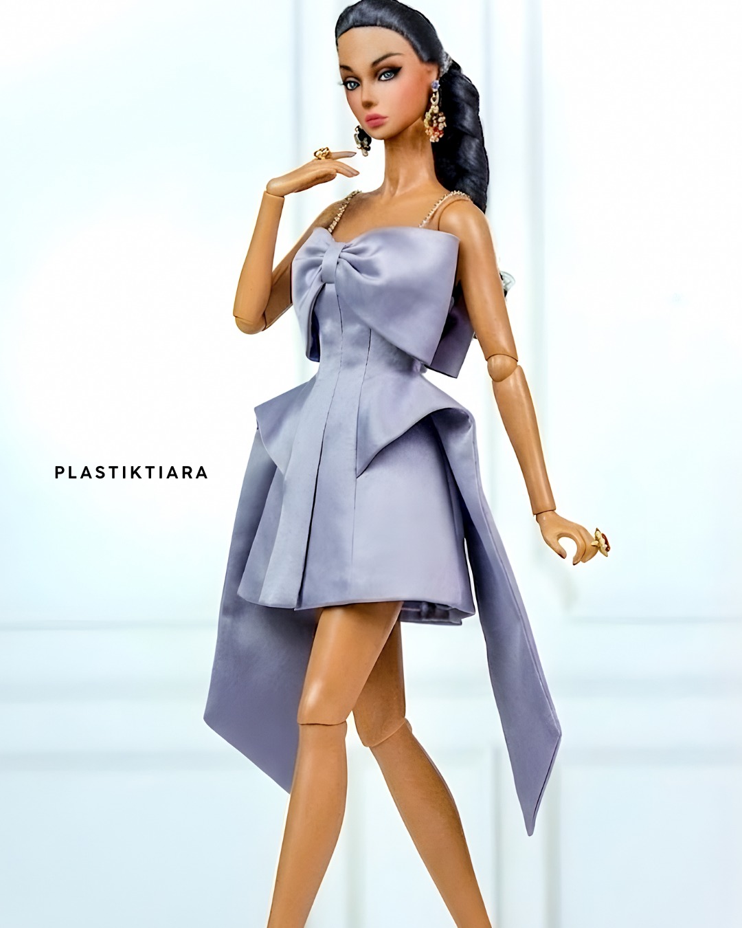 Diseño de muñeca con estilismo impactante por Official Plastiktiara, ejemplo de estética visual potente dentro del doll fashion y moda para muñecas.