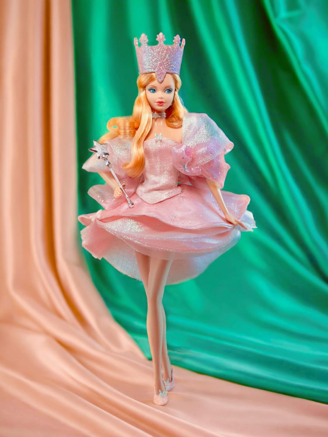 Diseño de muñeca por 222 Dolls con enfoque creativo y estética no convencional dentro del mundo de la moda para muñecas.