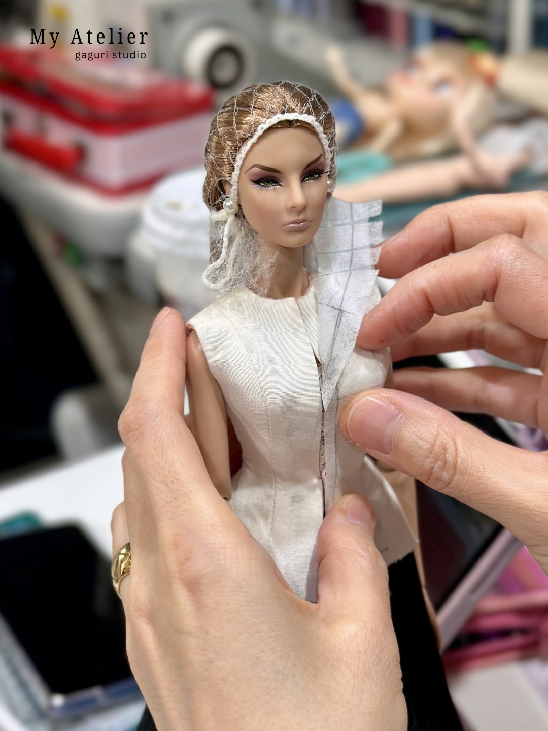 Diseño de ropa para muñecas por Studio Gaguri con equilibrio entre técnica y estética dentro del doll fashion contemporáneo.