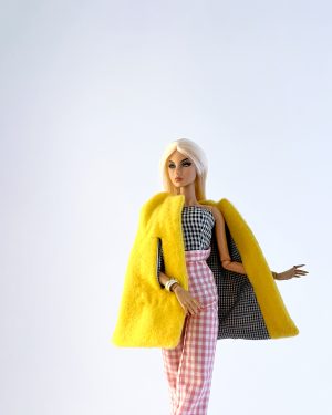 capa para muñecas Barbie abierta con look editorial