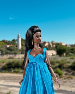 vestido largo azul para muñecas de colección con falda de organza y movimiento