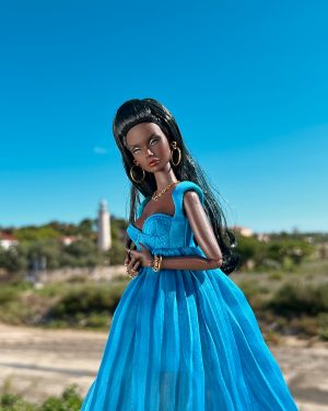 detalle de vestido azul para muñecas de lujo con cuerpo estructurado y acabado artesanal