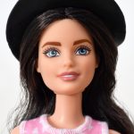 Muñeca personalizada con look urbano y maquillaje artesanal