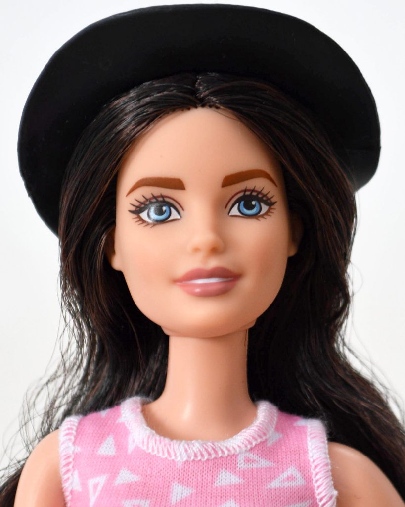 Muñeca personalizada con look urbano y maquillaje artesanal