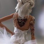 Muñeca Barbie personalizada hecha a mano con vestido de novia y tatuaje Disney