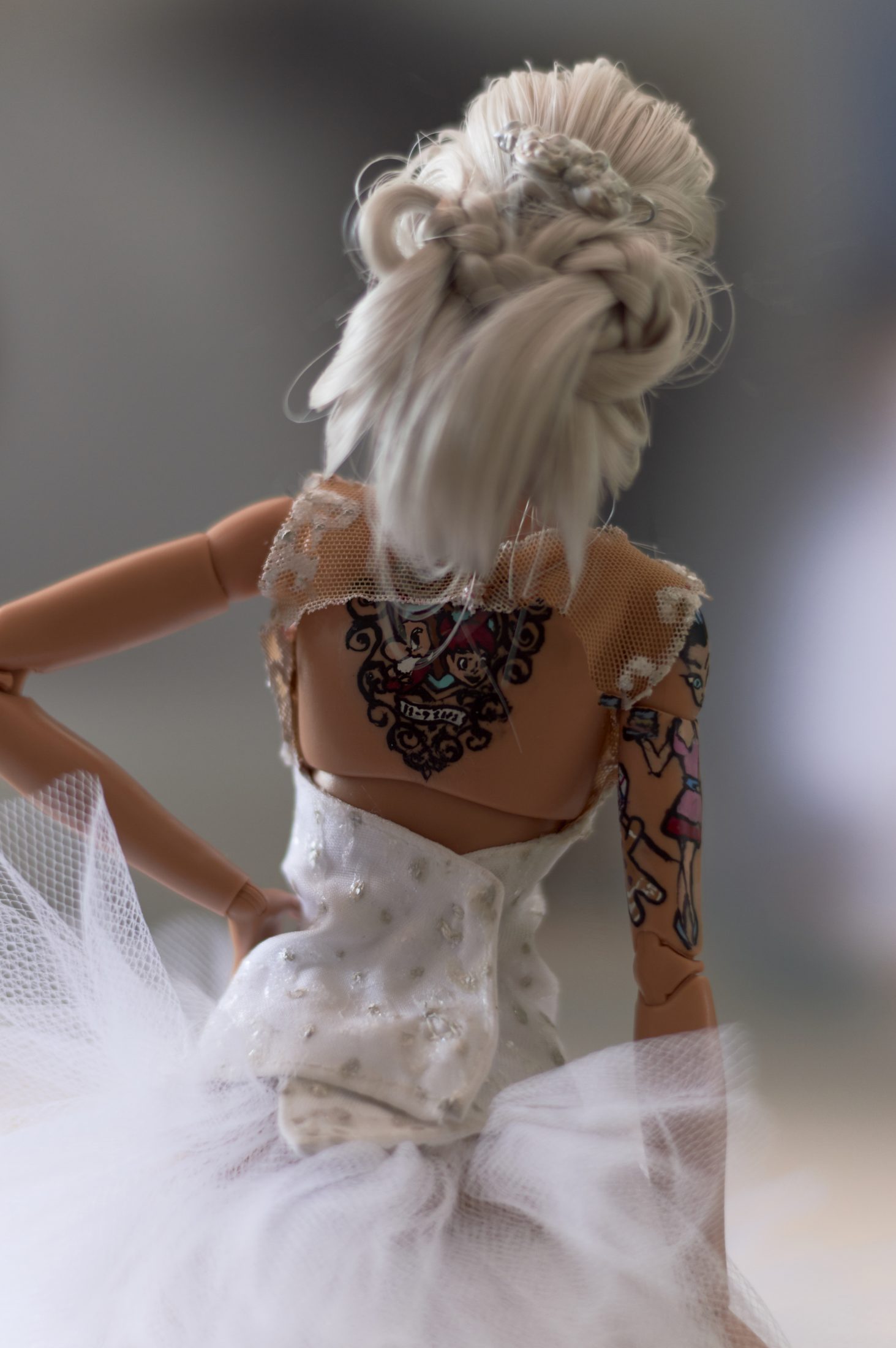 muneca-barbie-personalizada-novia-tatuaje-disney.jpg Muñeca Barbie personalizada hecha a mano con vestido de novia y tatuaje Disney