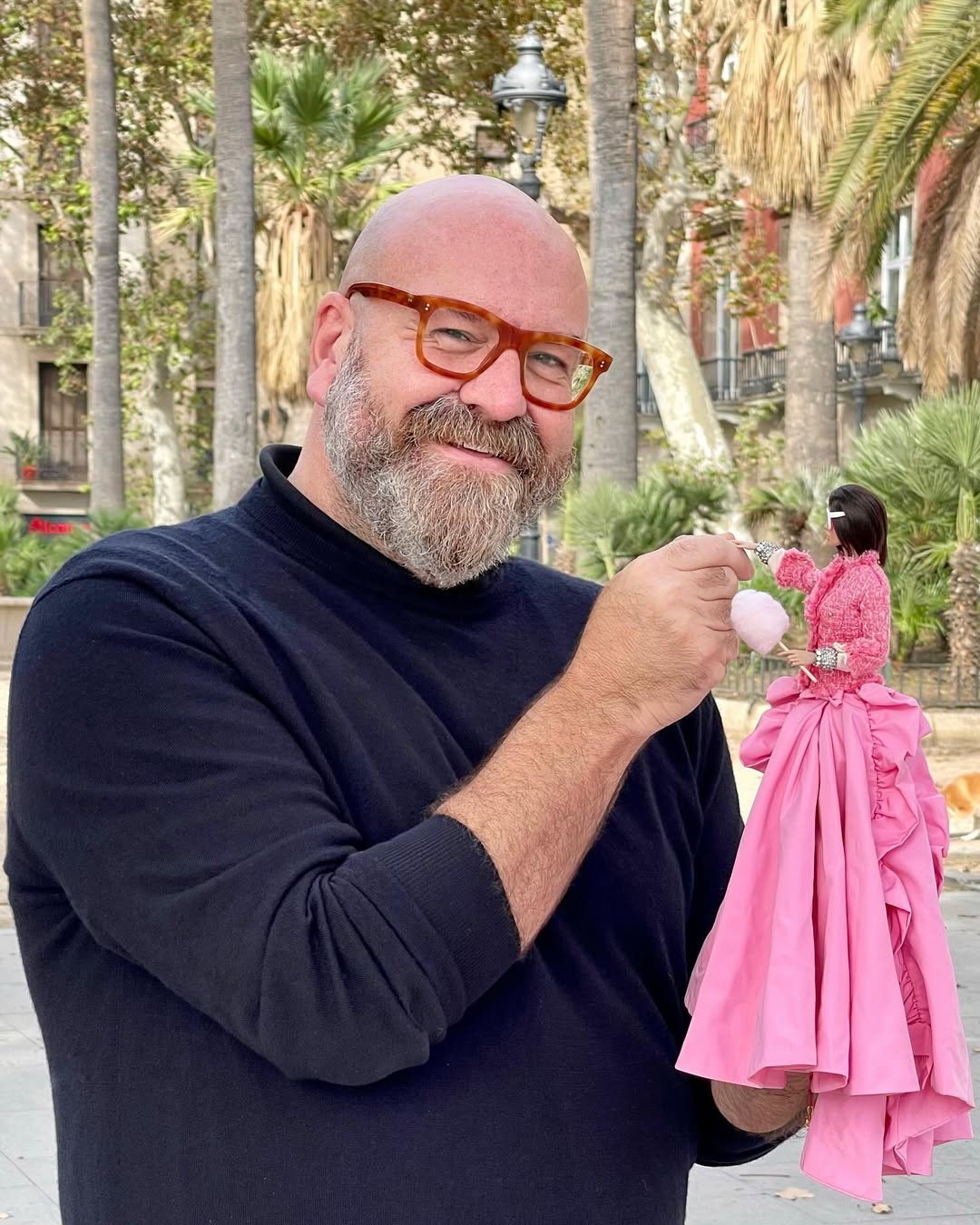 Creador posando con Tina durante una sesión de fotografía de muñecas en exterior