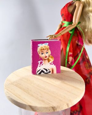 Fashion doll con libro miniatura artesanal escala 1:6