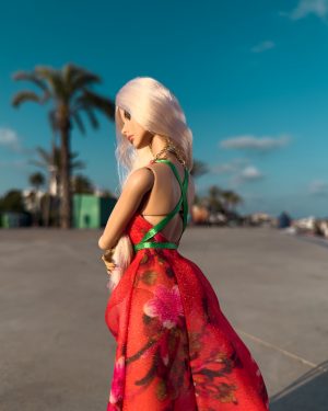 Detalle de la espalda cruzada del vestido Hawaiian Bloom para muñecas de colección.