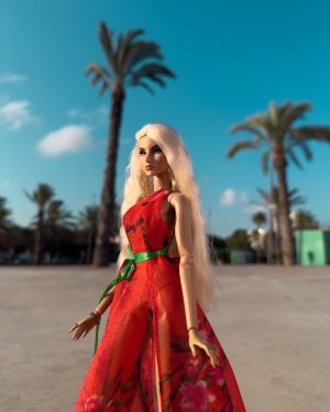 Detalle frontal del vestido Hawaiian Bloom para muñecas Poppy Parker, Fashion Royalty y Barbie de colección.