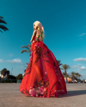 Vista trasera del vestido tropical Hawaiian Bloom para muñecas de colección con espalda cruzada y falda larga floral.