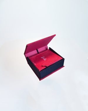 Caja interior abierta con cinta y libro miniatura coleccionista escala 1:6 con frontal de tela y logo Barbie sin foto.