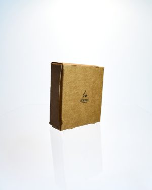 Parte trasera de la caja kraft del libro miniatura coleccionista escala 1:6 con logo Hee Studio handmade.