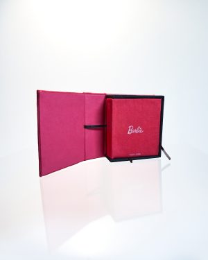 Caja polvera abierta del libro miniatura coleccionista escala 1:6 con cinta interior y frontal con logo Barbie sin foto.