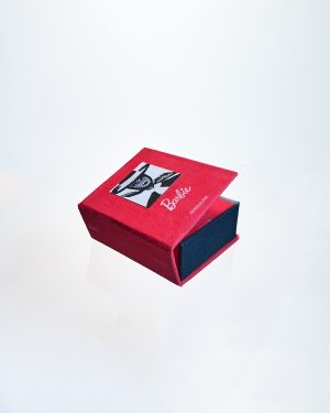 Caja polvera del libro miniatura coleccionista escala 1:6 con cubierta de tela rosa y portada con foto.