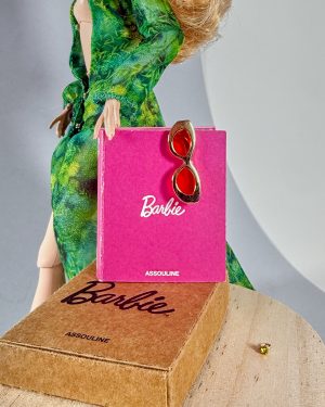 Libro miniatura coleccionista escala 1:6 junto a muñeca y caja