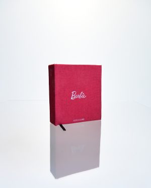 Contraportada de tela rosa del libro miniatura coleccionista escala 1:6 con logo Barbie sin foto.