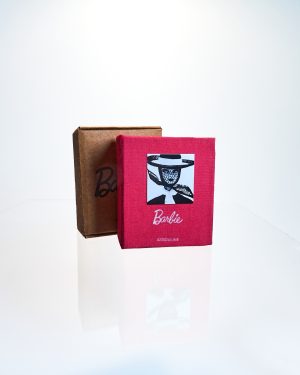 Libro miniatura coleccionista para muñecas escala 1:6 con portada con foto y caja kraft de presentación.