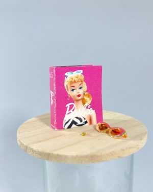Libro miniatura handmade escala 1:6 con tapa rígida y páginas interiores