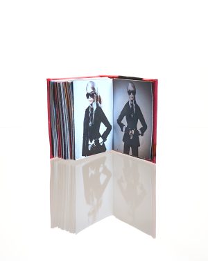 Contraportada de libro miniatura para muñecas escala 1:6 con cubierta de tela rosa y páginas interiores visibles.