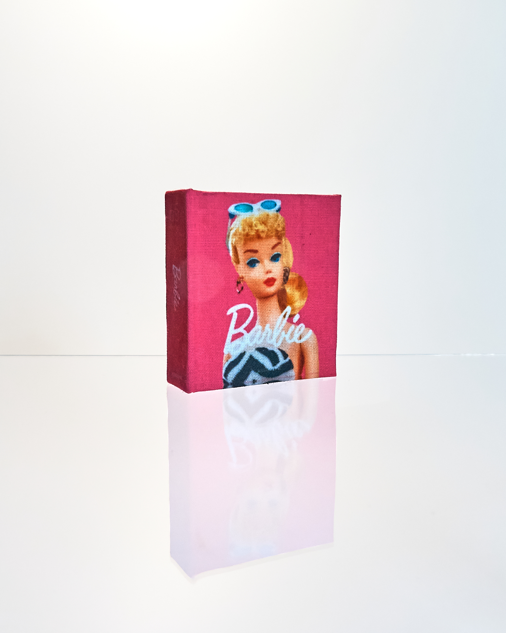 Libro miniatura para muñecas con tapa de tela escala 1:6 Libro miniatura para muñecas escala 1:6 con tapa de tela rosa y portada inspirada en moda Barbie.