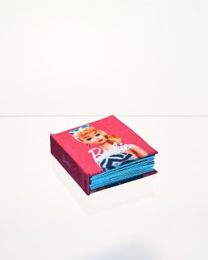 Libro miniatura para muñecas con tapa de tela y páginas interiores impresas en escala 1:6.