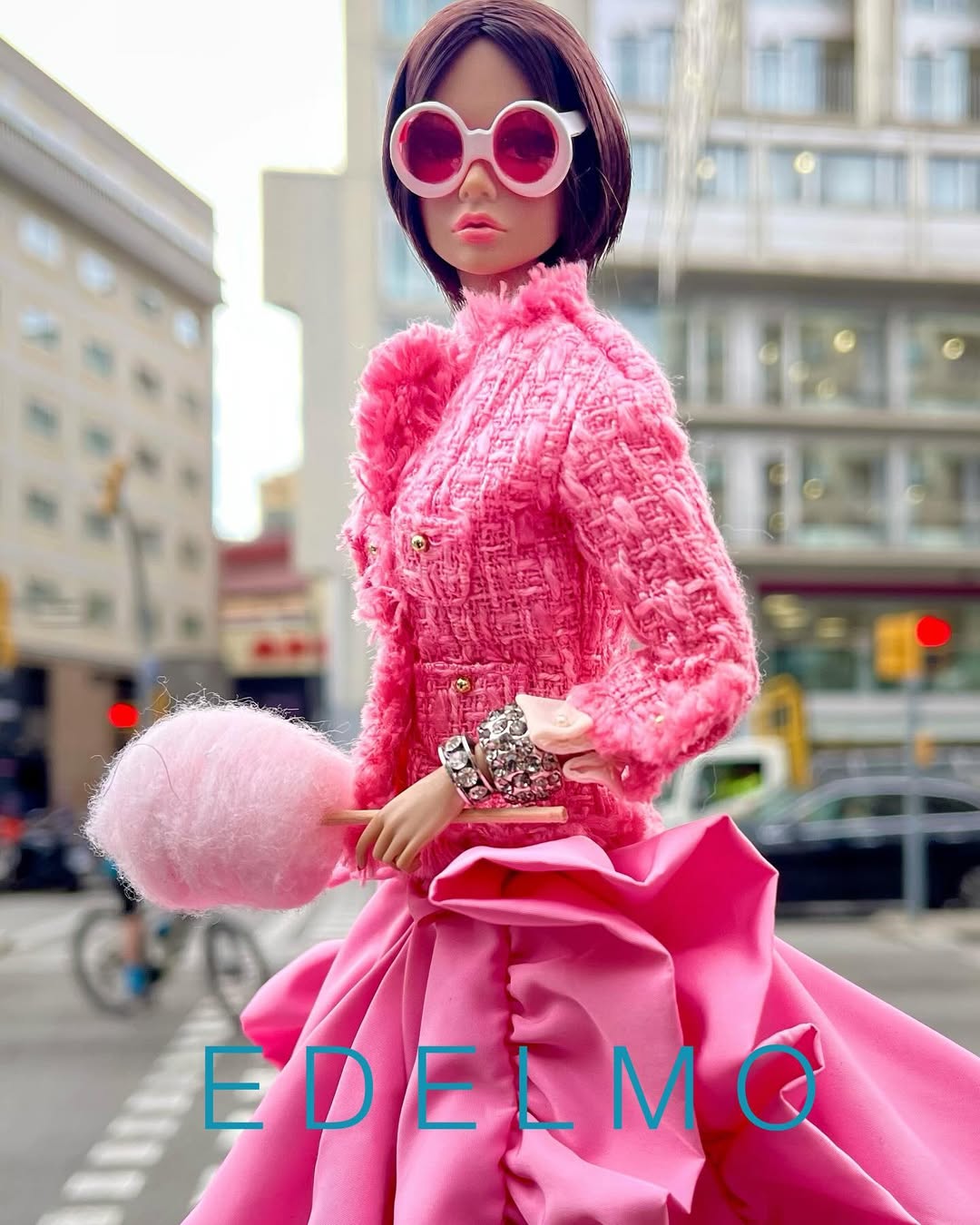Tina con look rosa y gafas blancas en una fotografía de muñeca de estilo editorial