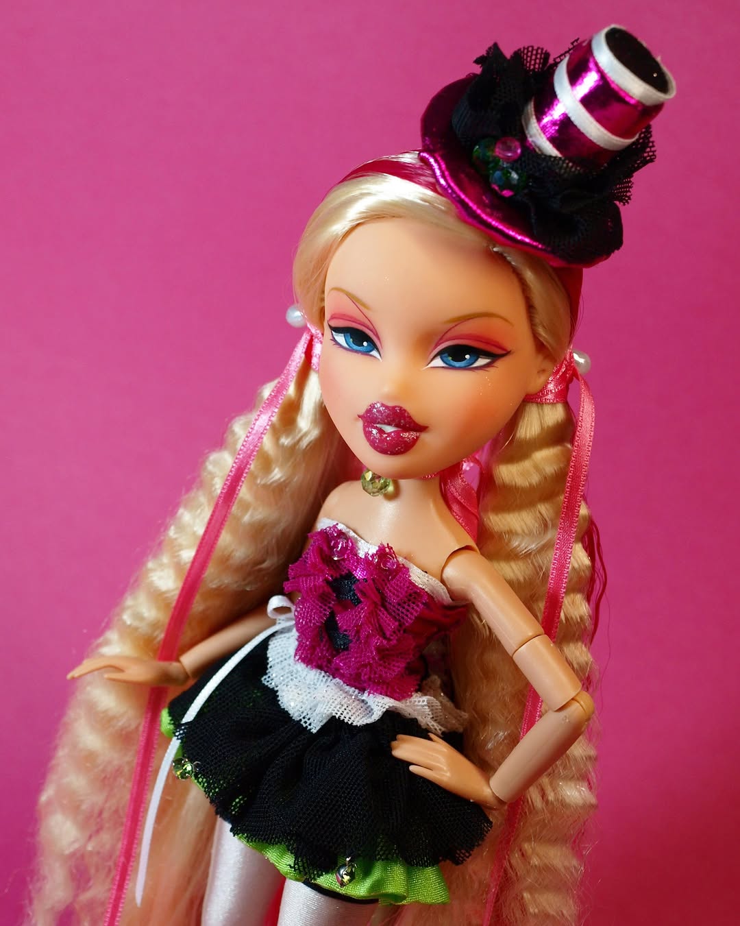 Muñeca Cloe Bratz OOAK de Simpsondollz con repaint, labios rosas, sombrero y estilismo inspirado en Bratz The Movie.