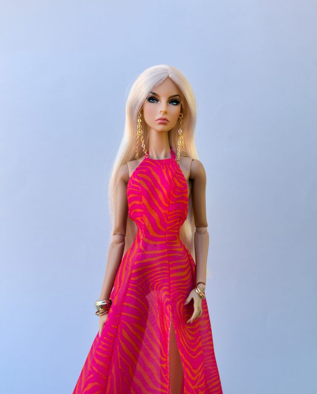Muñeca de Hot Couture Collection en una reflexión sobre las convenciones de muñecas
