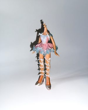 Vista frontal del conjunto artesanal Fairy Glam para Bratz con falda de volumen y calentadores.