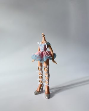 Conjunto Fairy Glam para muñeca Bratz hecho a mano por Hee Studio, inspirado en los colores de la bandera trans.