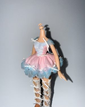 Detalle del top, falda rosa y lazos blancos del conjunto Fairy Glam para muñecas Bratz.