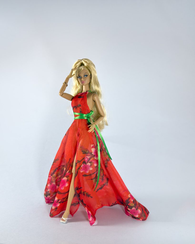Reflexiones sobre el coleccionismo de muñecas Muñeca de Hot Couture en actitud reflexiva dentro de un artículo sobre coleccionismo