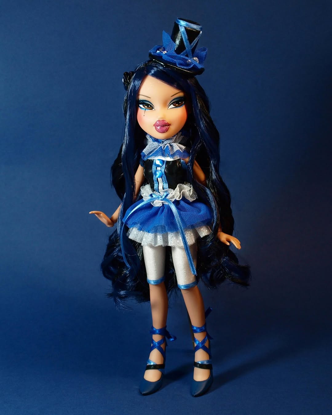 Muñeca Jade Bratz OOAK de Simpsondollz con outfit azul, sombrero y repaint inspirado en Bratz The Movie.