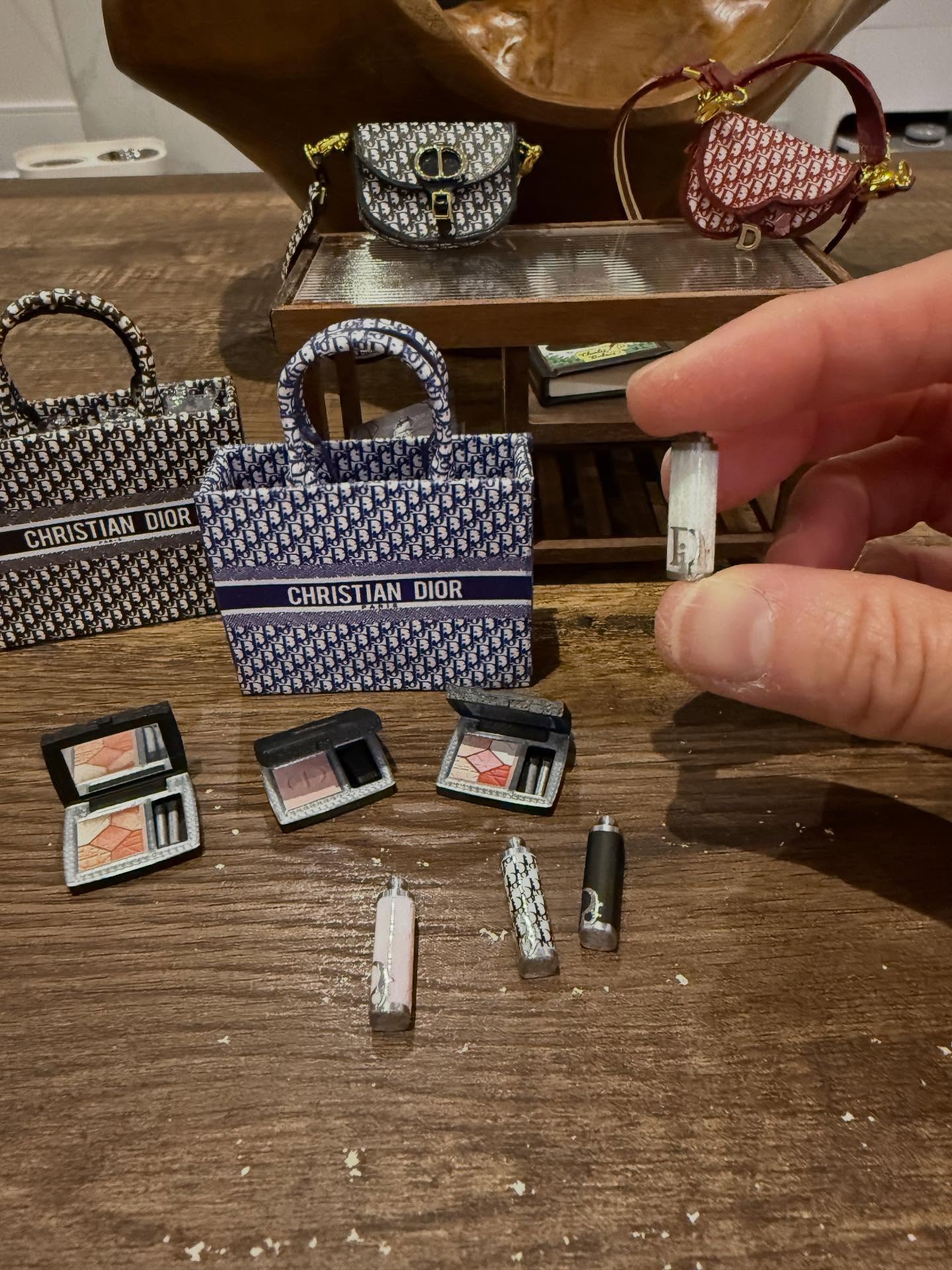 Maquillaje, packaging y bolsos entre las miniaturas para muñecas de Miniature 511