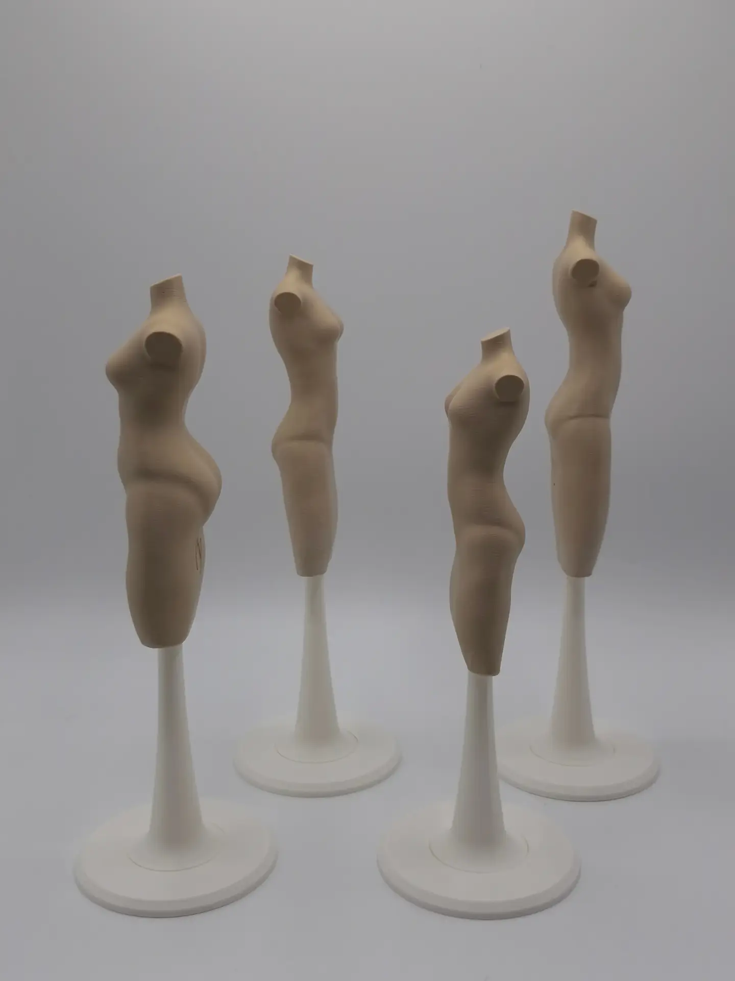 Maniquíes, accesorios y miniaturas para muñecas creados por Punsesky Dolls