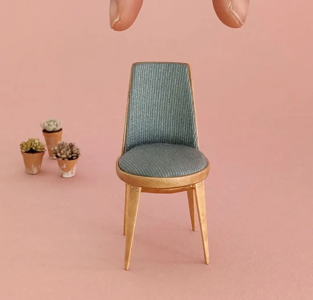 Muebles en miniatura entre las miniaturas para muñecas creadas por Fernando Setién