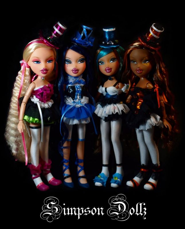 Cuatro muñecas Bratz OOAK de Simpsondollz inspiradas en Bratz The Movie, en un artículo de Hee Studio sobre ropa para Bratz y cultura pop.