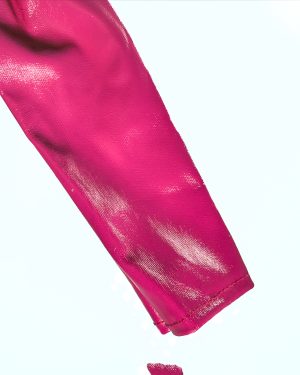 Pantalón de vinilo rosa artesanal para muñeca, detalle