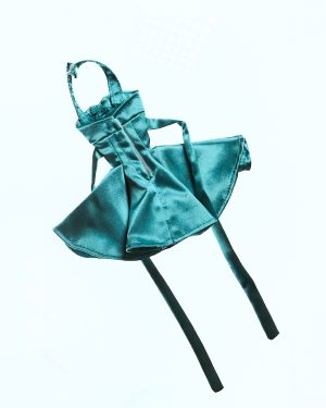 Vestido Resort turquesa artesanal para muñeca, vista trasera