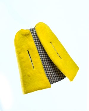 Capa amarilla artesanal para muñeca, detalle