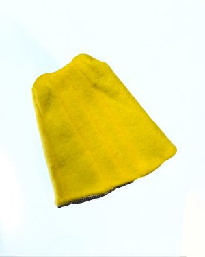 Capa amarilla artesanal para muñeca, vista trasera