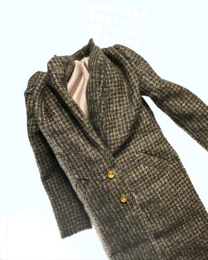 Abrigo de pata de gallo marrón artesanal para muñeca, detalle