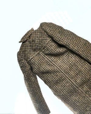Abrigo de pata de gallo marrón artesanal para muñeca, detalle de cuello y espalda