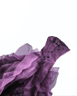 Detalle trasero del vestido de organza para muñecas Medusa con sistema de cierre