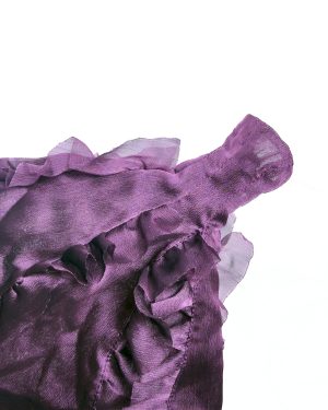 Detalle del deshilachado del vestido de organza para muñecas Medusa y de sus bordes de muestra